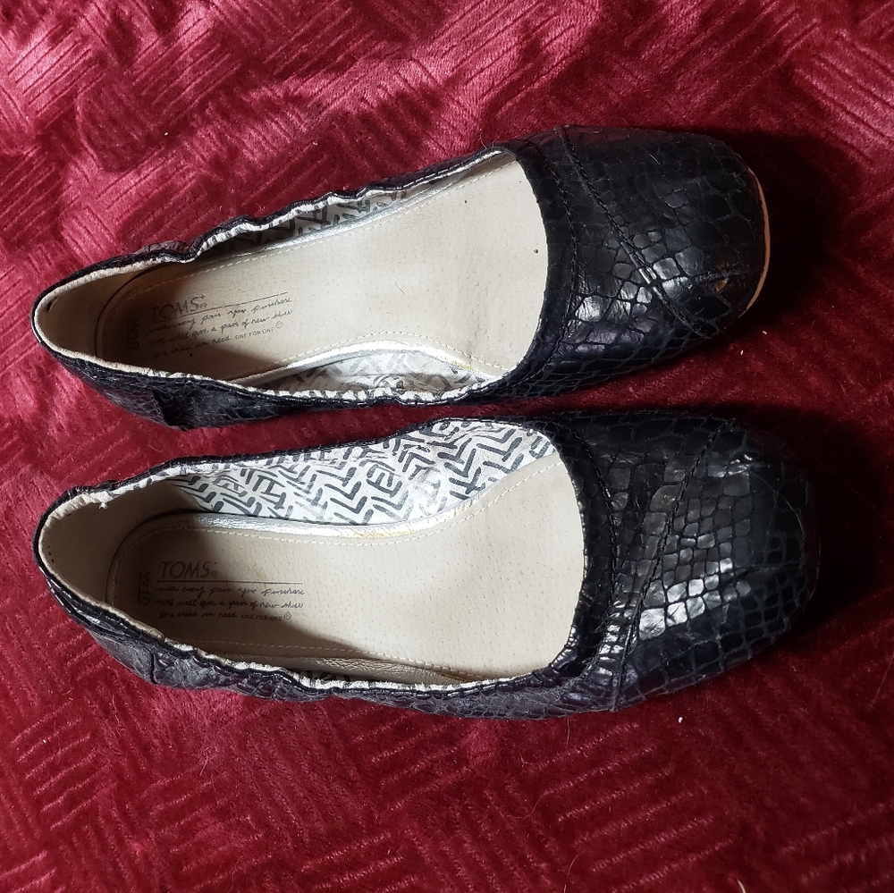 Tom's sz 10 black snake skin design, rubber soles